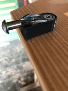 Stallfenster aus Holz mit Rundbogen und Sprossen.